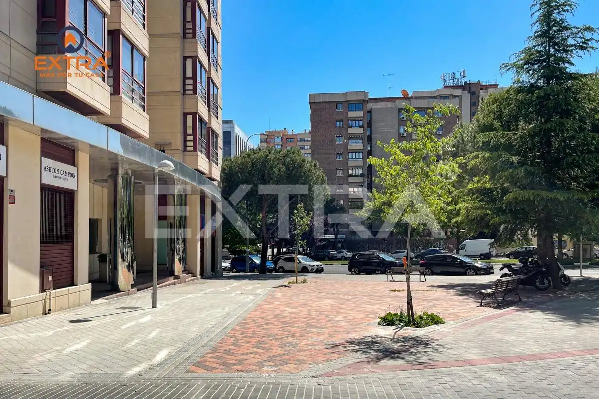 Außenansicht von Garage zum Verkauf in Madrid