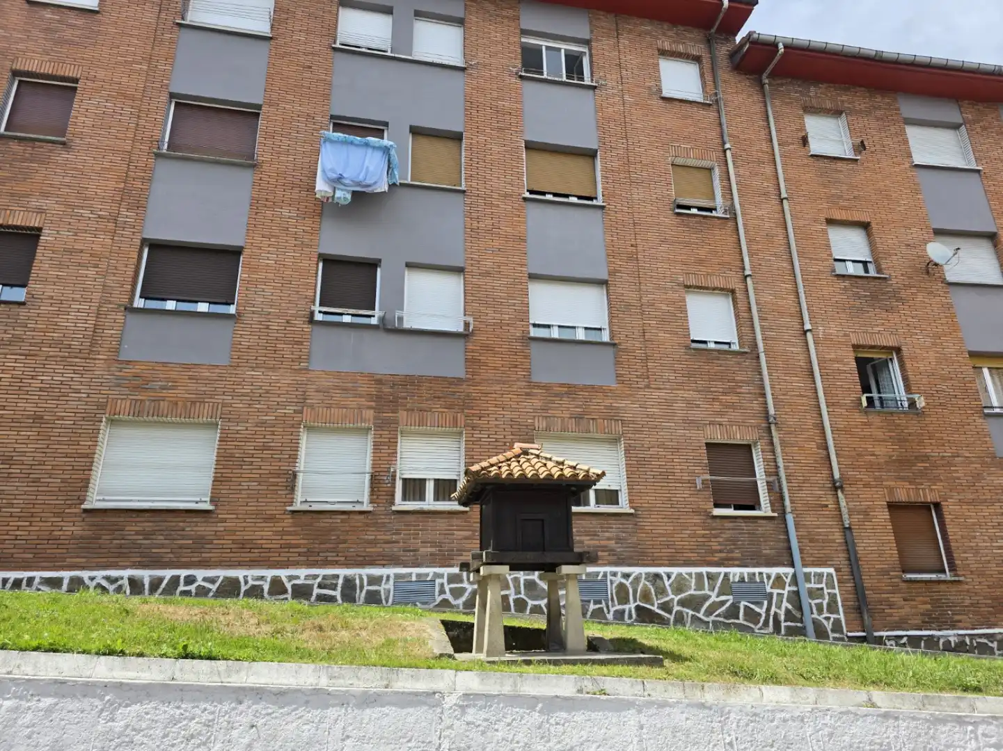 Vista exterior de Pis de lloguer en Siero amb Traster