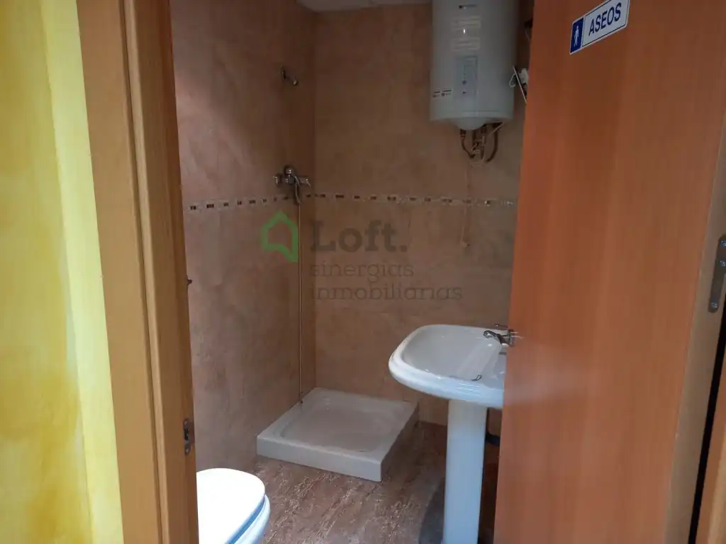 Bathroom of Office for rent in Badajoz