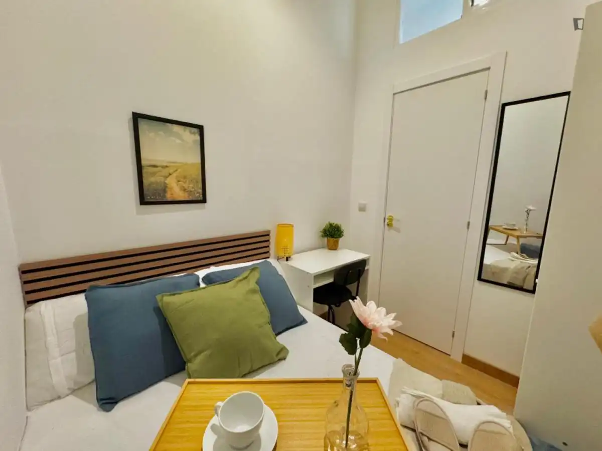 Habitación de Apartamento de alquiler en  Madrid Capital con Amueblado, Lavadora y Microondas