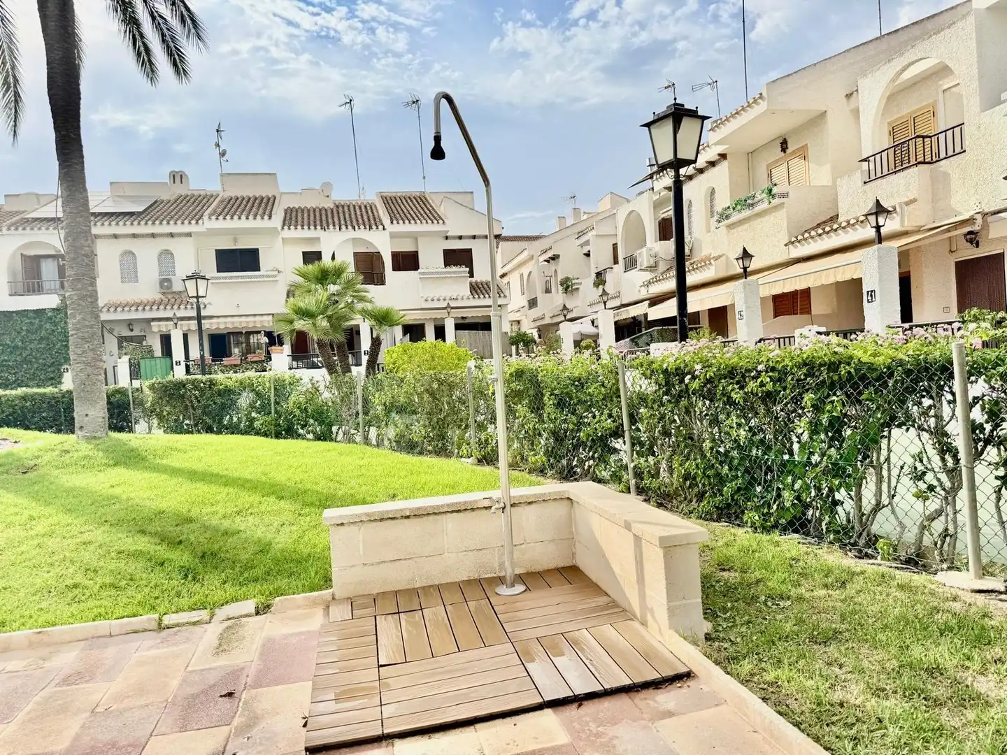Vista exterior de Casa adosada en venda en San Pedro del Pinatar amb Aire condicionat, Calefacció i Jardí privat