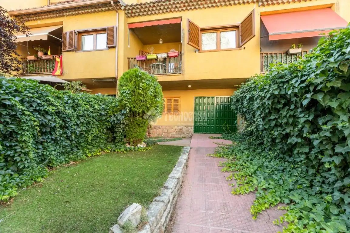 Vista exterior de Casa adosada en venta en Torrelodones con Calefacción, Jardín privado y Terraza