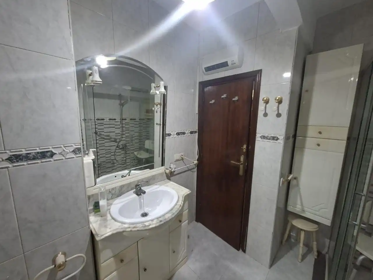 Bathroom of Flat for sale in Madrid  with Air Conditioner, Heating and Parquet flooring