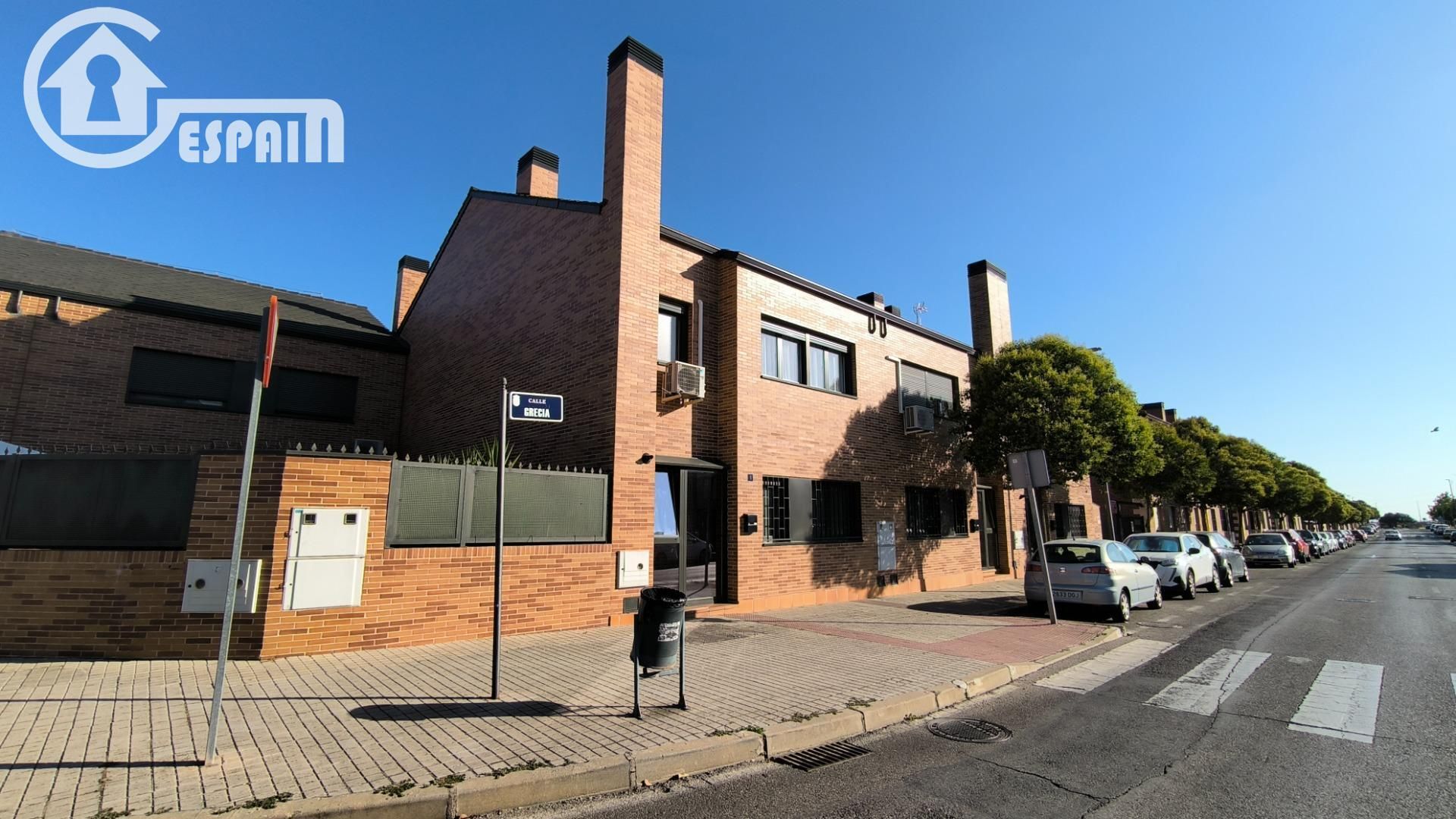 Vista exterior de Casa adosada en venda en Meco amb Aire condicionat, Calefacció i Jardí privat