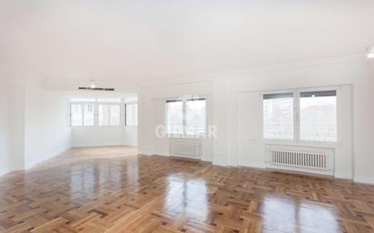 Flat for sale in Cuatro Caminos - Azca
