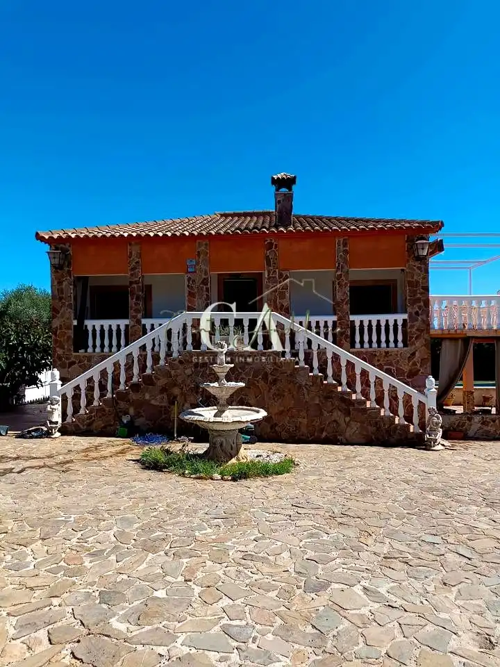 Casa amb piscina en venda a Lechin