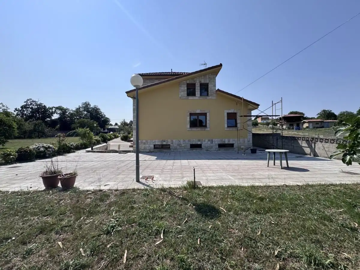 Vista exterior de Casa o xalet en venda en Siero amb Calefacció, Jardí privat i Terrassa