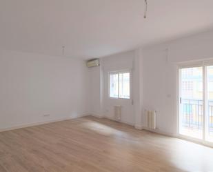 Living room of Flat to rent in  Granada Capital  with Air Conditioner, Heating and Balcony