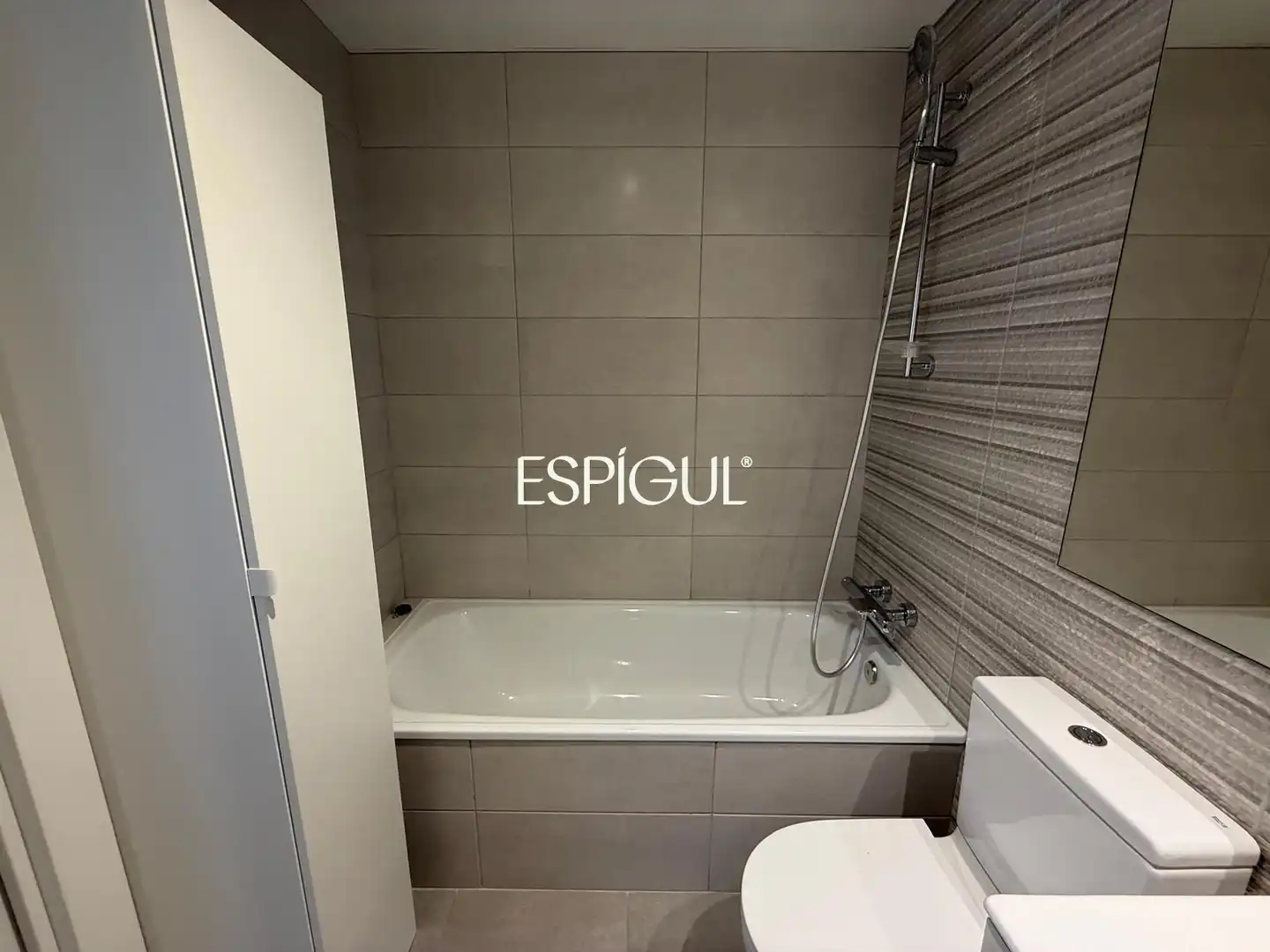 Bany de Pis de lloguer en Girona amb Aire condicionat, Calefacció i Terrassa