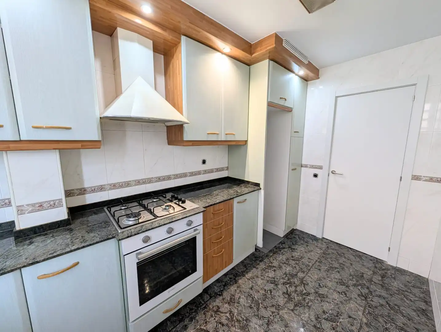 Cocina de Piso en venta en Badalona con Aire acondicionado, Calefacción y Horno