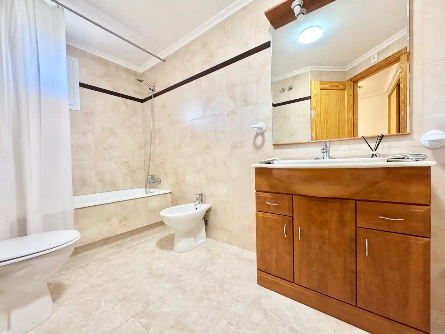 Baño de Apartamento de alquiler en Orihuela con Aire acondicionado, Piscina y Amueblado