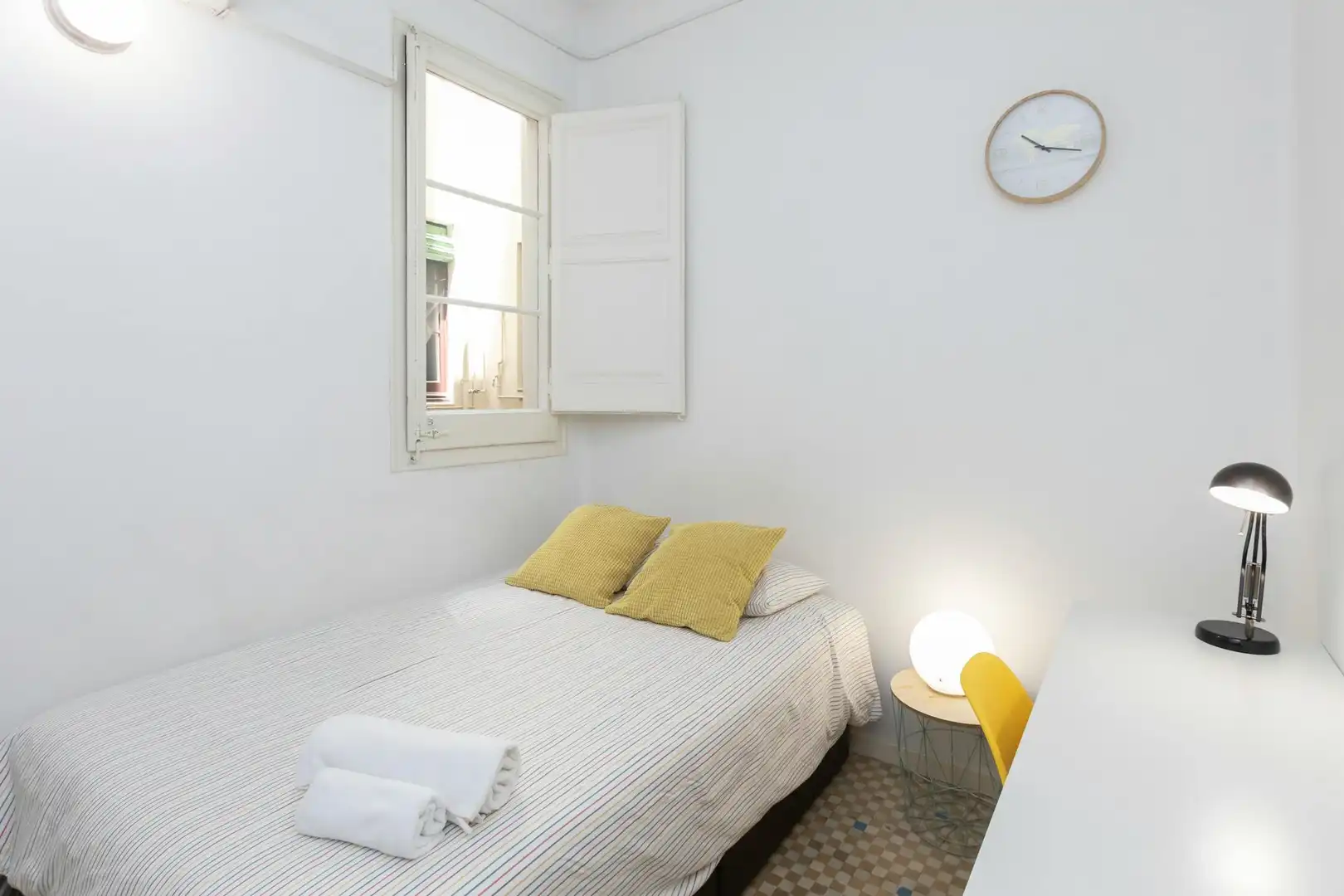 Bedroom of Flat for share in Barcelona  with Air Conditioner, Heating and Furnished