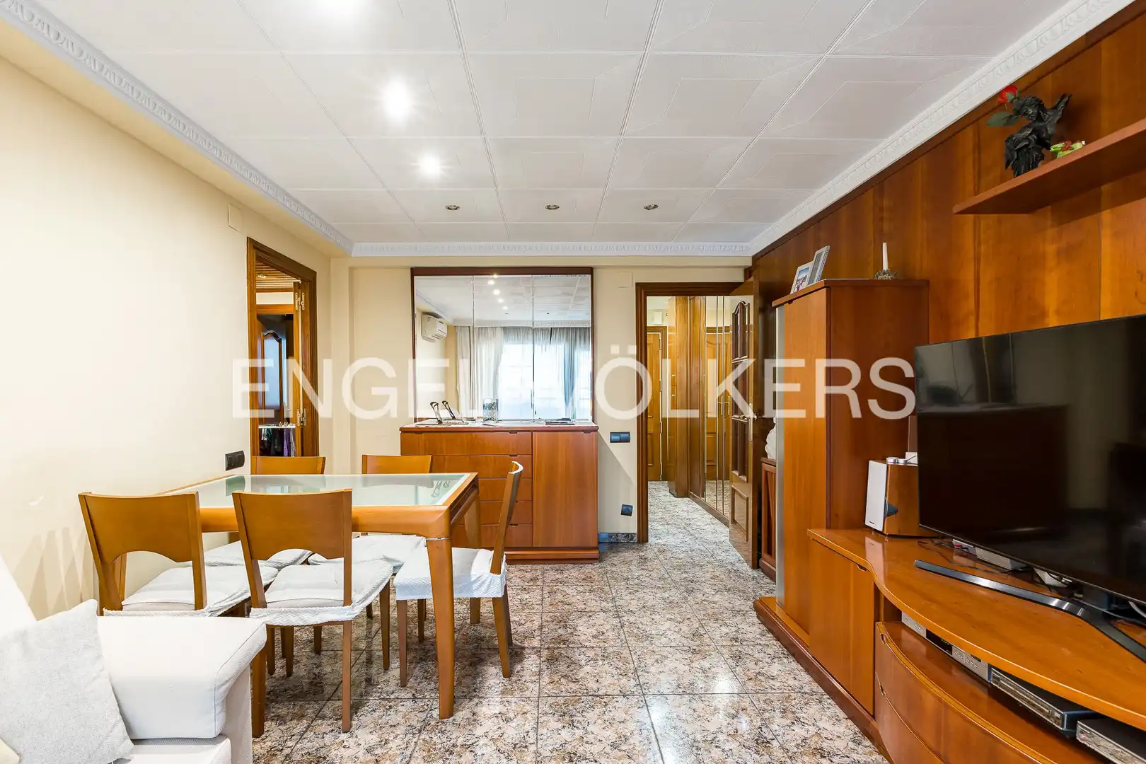 Comedor de Piso en venta en Barcelona con Calefacción y Balcón