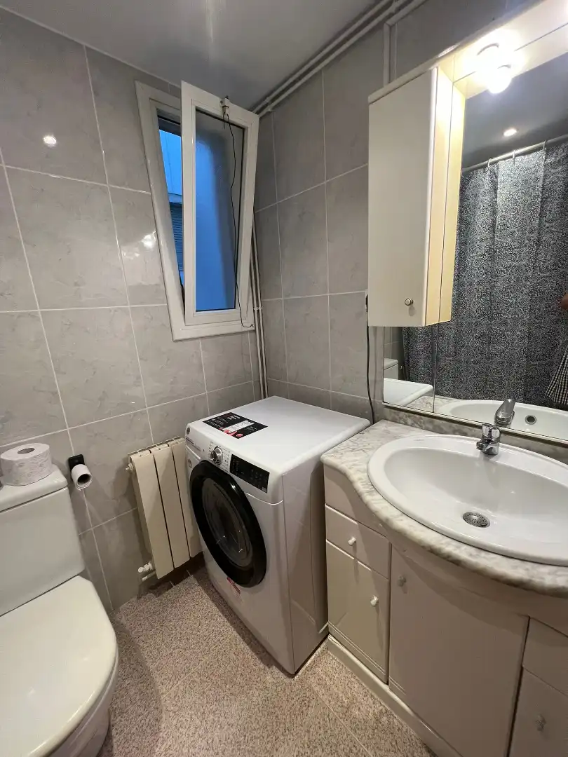 Baño de Piso de alquiler en Barcelona con Aire acondicionado, Calefacción y Amueblado