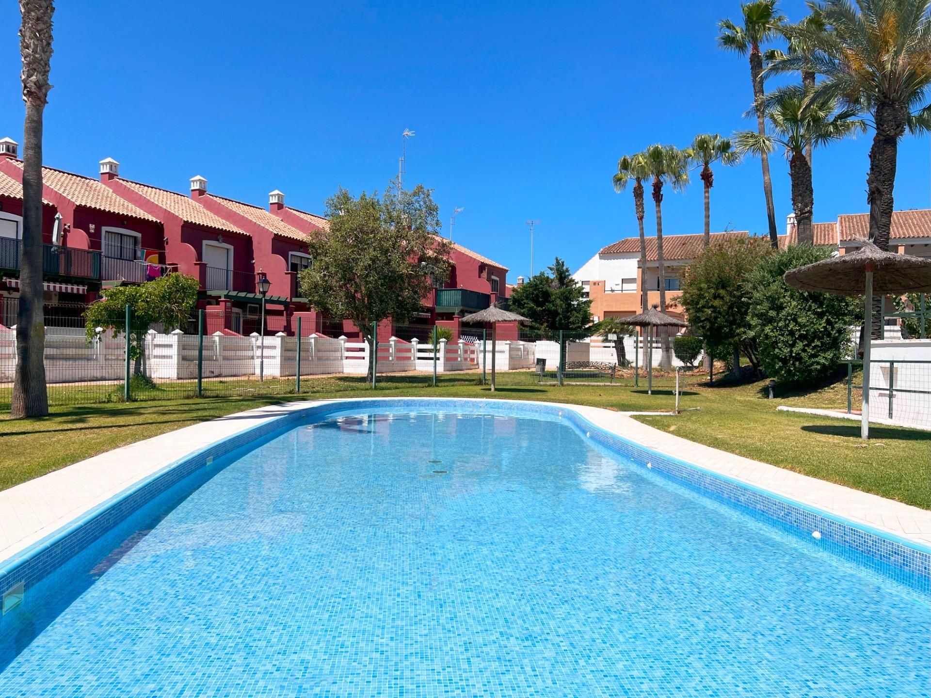 Piscina de Apartament en venda en Chiclana de la Frontera amb Terrassa, Traster i Piscina comunitària