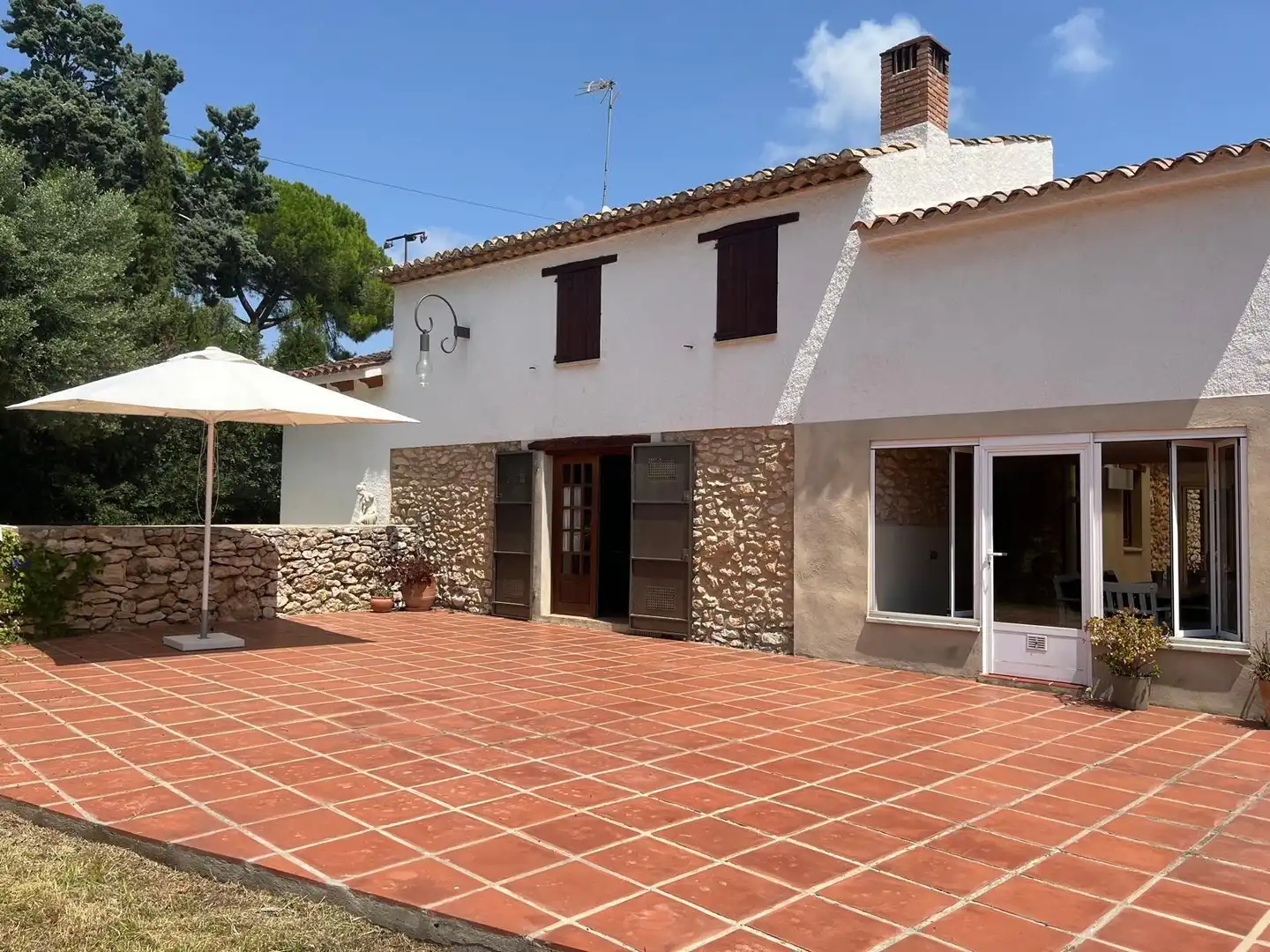 Vista exterior de Finca rústica en venda en El Vendrell amb Aire condicionat, Jardí privat i Piscina