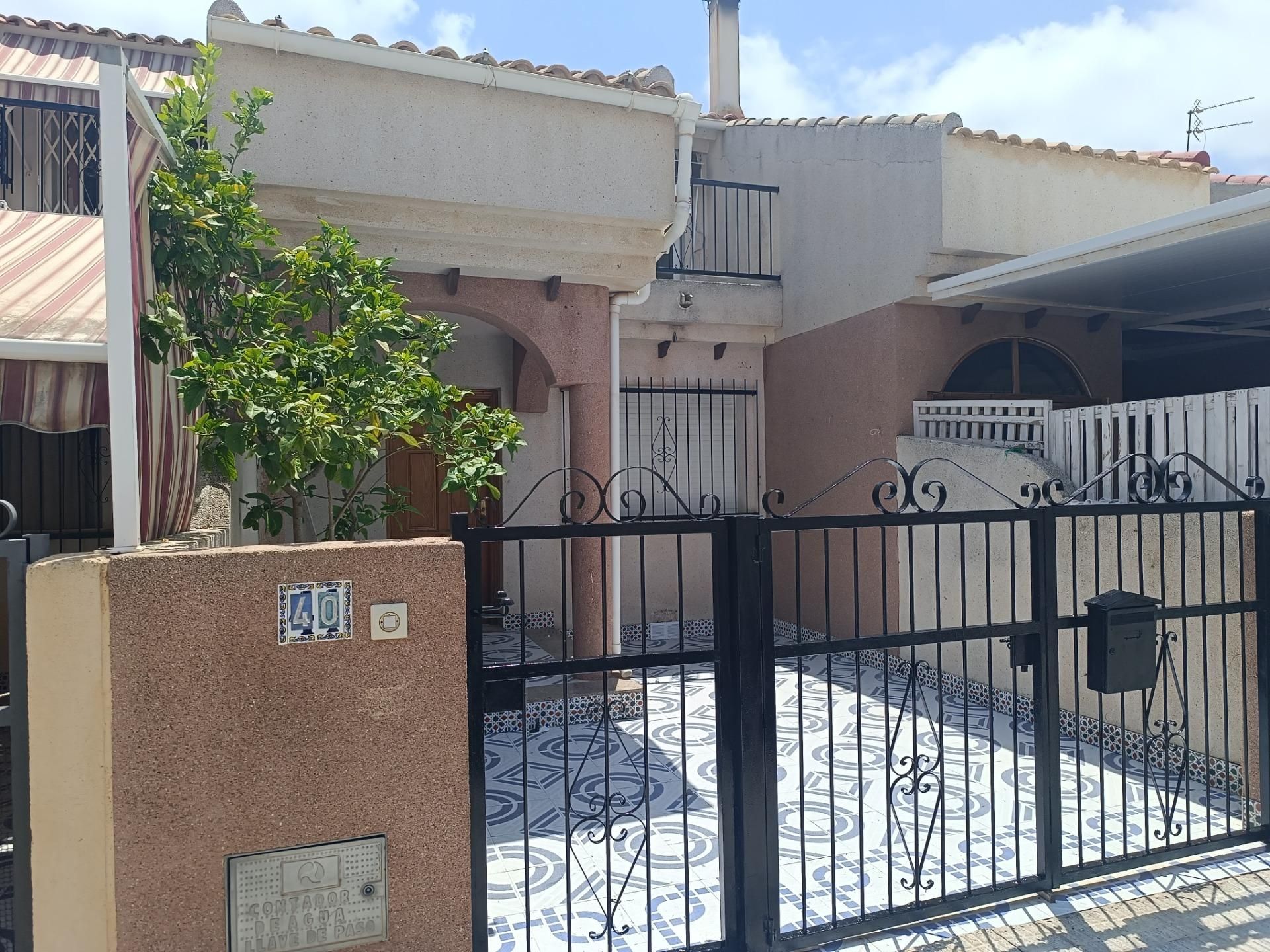Vista exterior de Casa adosada en venda en Los Alcázares amb Jardí privat, Terrassa i Balcó