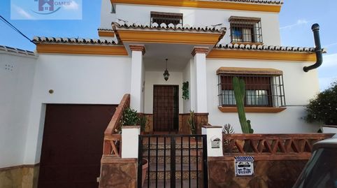 Chalet independiente con piscina, terrazas y amplio semisótano en Álora