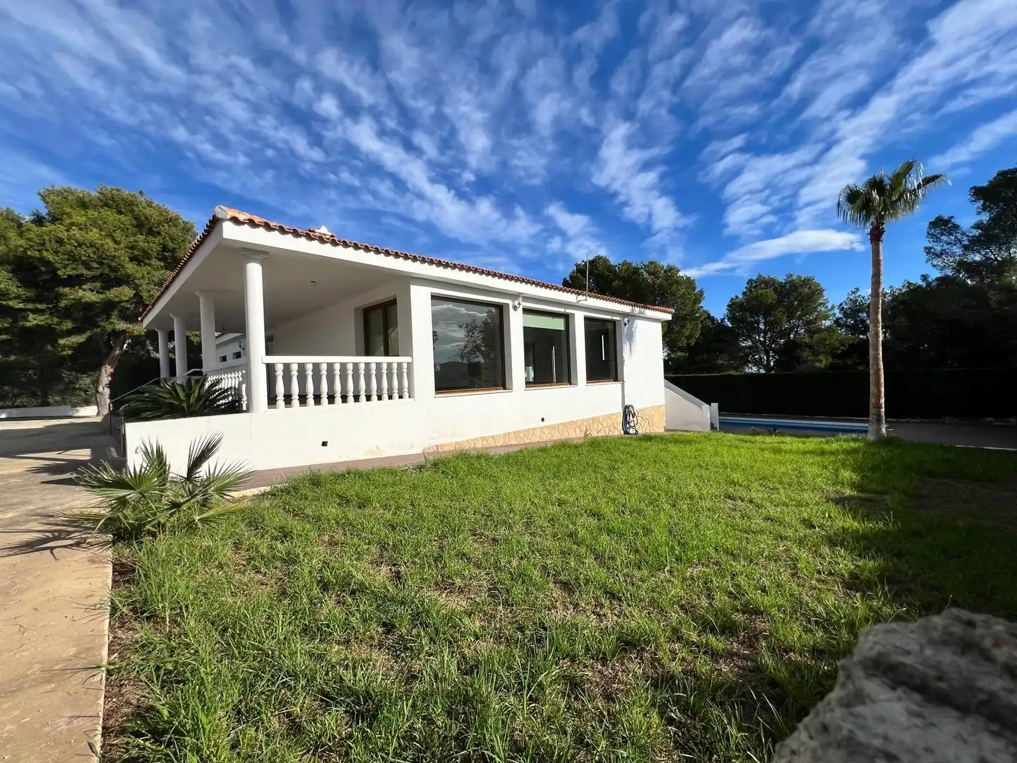 Vista exterior de Casa o xalet en venda en La Nucia amb Jardí privat, Terrassa i Piscina