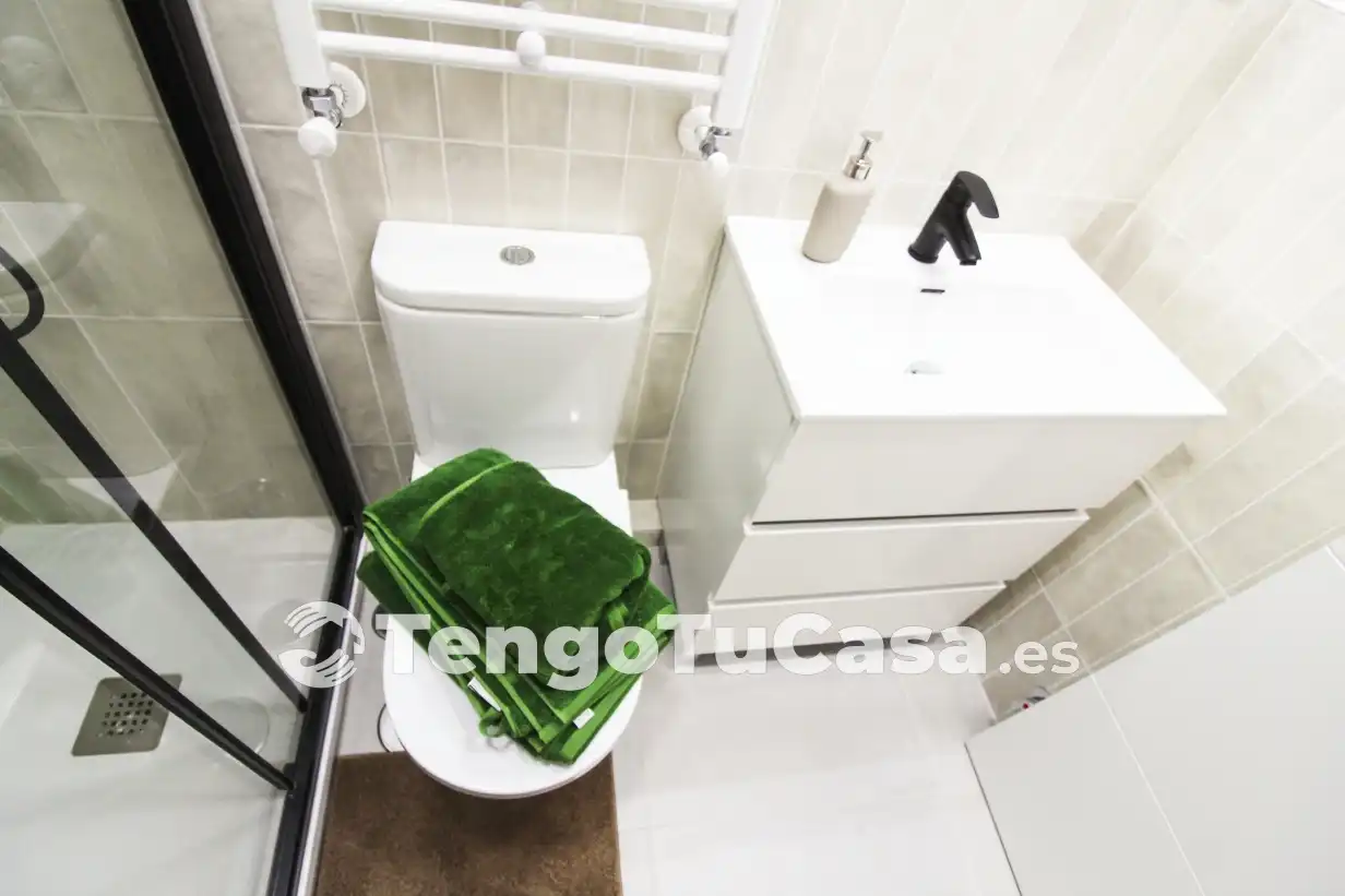 Bathroom of Flat for sale in Madrid  with Air Conditioner, Heating and Parquet flooring