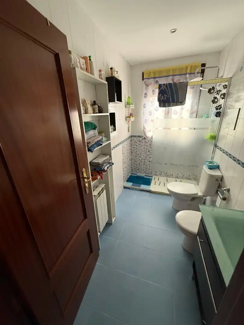 Baño de Casa adosada en venta en Fernán Caballero con Aire acondicionado, Calefacción y Jardín privado