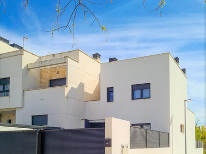 Vista exterior de Casa o xalet en venda en Valdepiélagos amb Calefacció i Terrassa