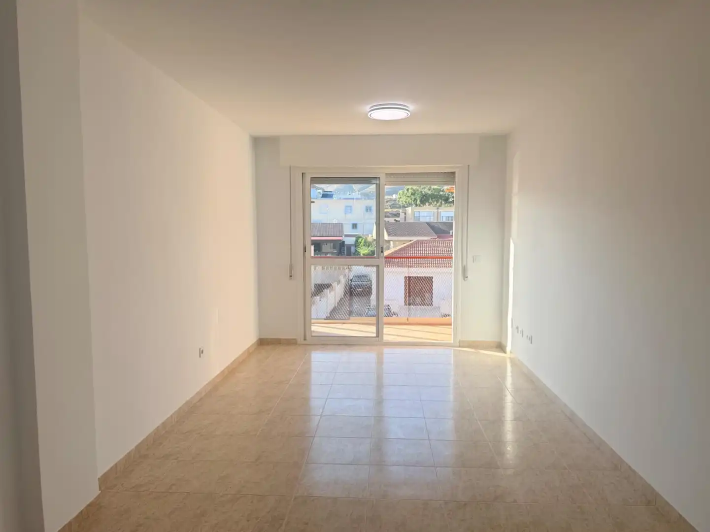 Sala de estar de Piso en venta en Roquetas de Mar con Jardín privado, Terraza y Piscina comunitaria