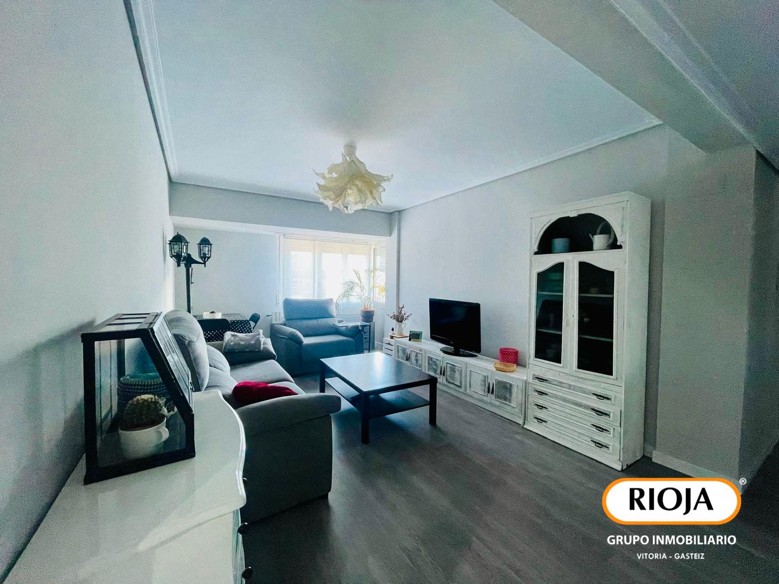 Sala de estar de Piso en venta en Vitoria - Gasteiz con Amueblado
