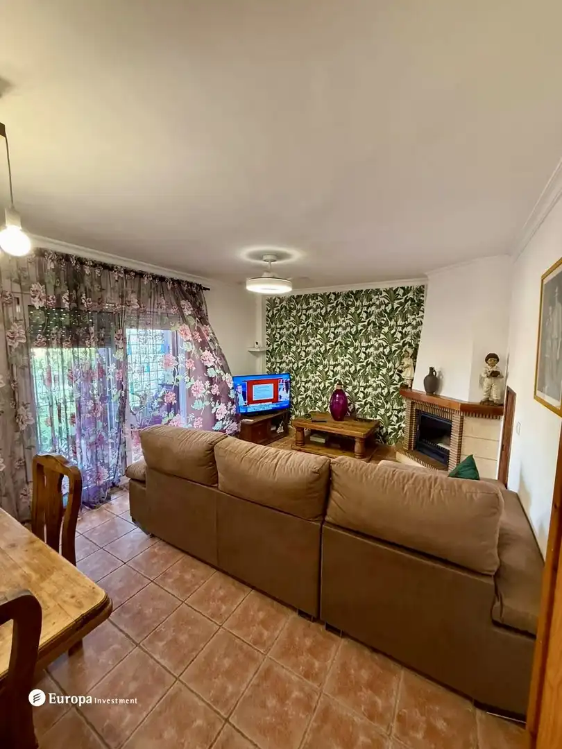Sala d'estar de Casa adosada en venda en La Línea de la Concepción amb Terrassa i Piscina
