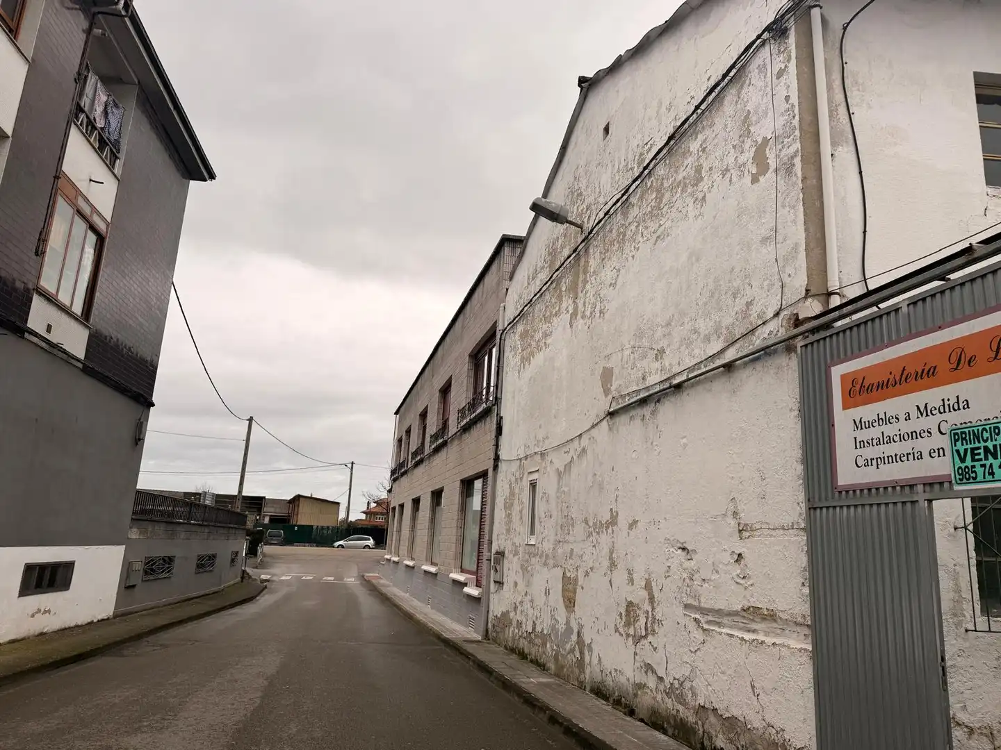 Außenansicht von Fabrikhallen zum Verkauf in Siero