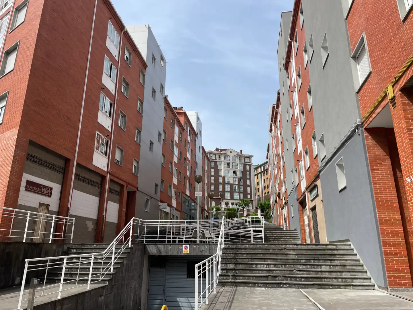 Vista exterior de Pis en venda en Avilés amb Calefacció, Terrassa i Traster