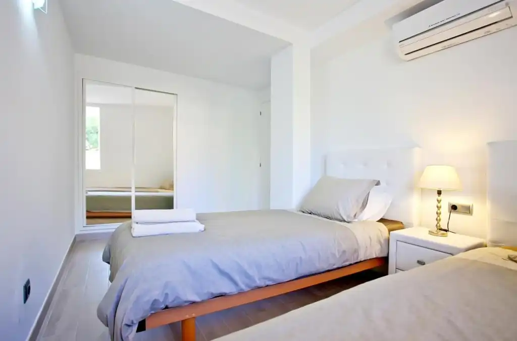 Schlafzimmer von Erdgeschoss zum Verkauf in Andratx mit Klimaanlage, Privatgarten und Terrasse