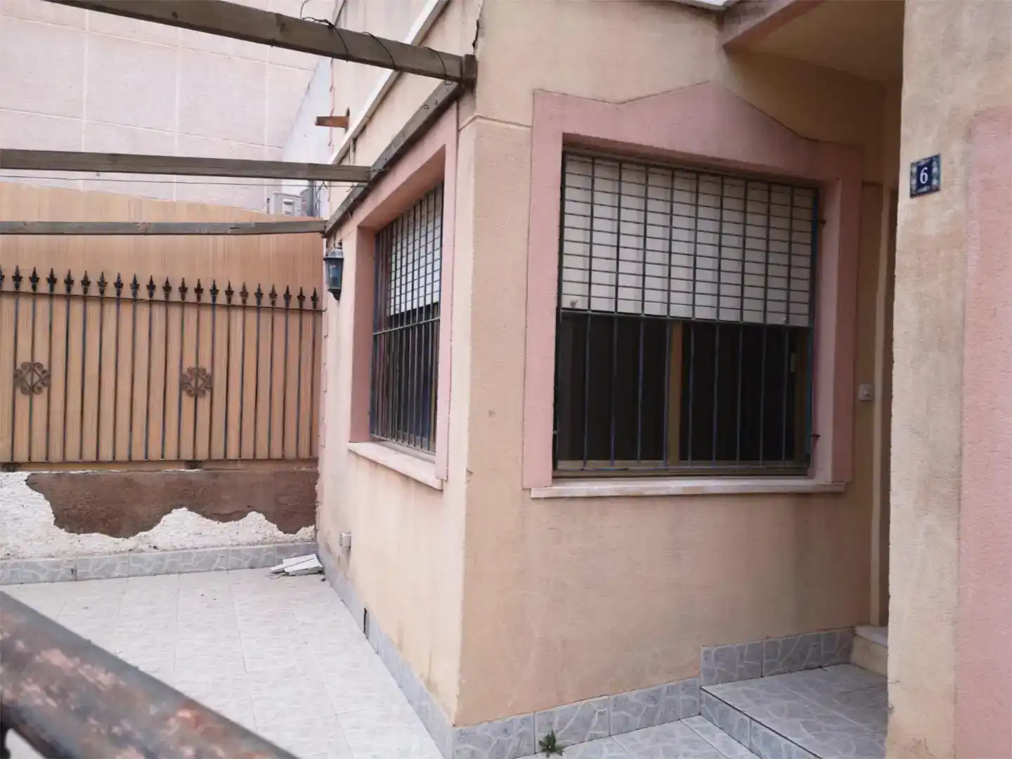 Vista exterior de Casa adosada en venda en Cartagena amb Aire condicionat i Balcó