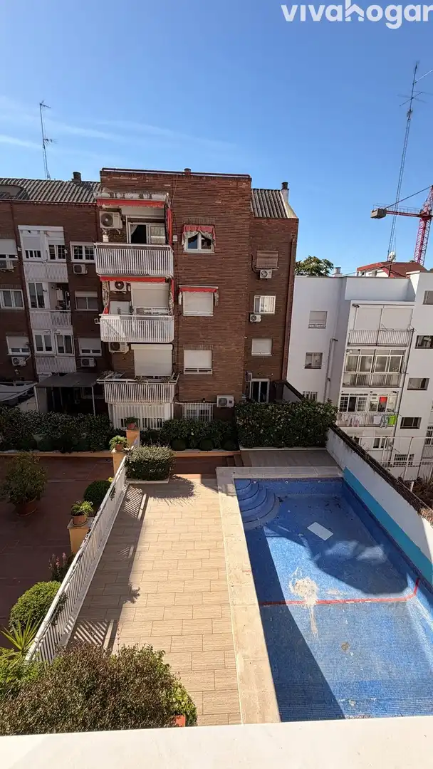 Piscina de Pis en venda en Madrid amb Aire condicionat, Calefacció i Terrassa