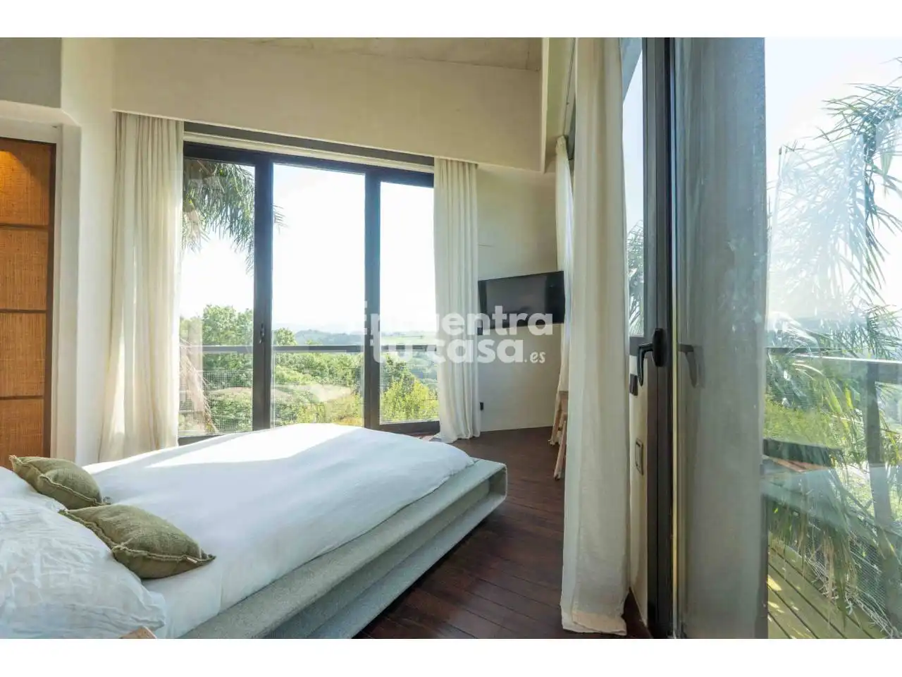 Dormitori de Casa o xalet en venda en Donostia - San Sebastián  amb Jardí privat, Terrassa i Piscina