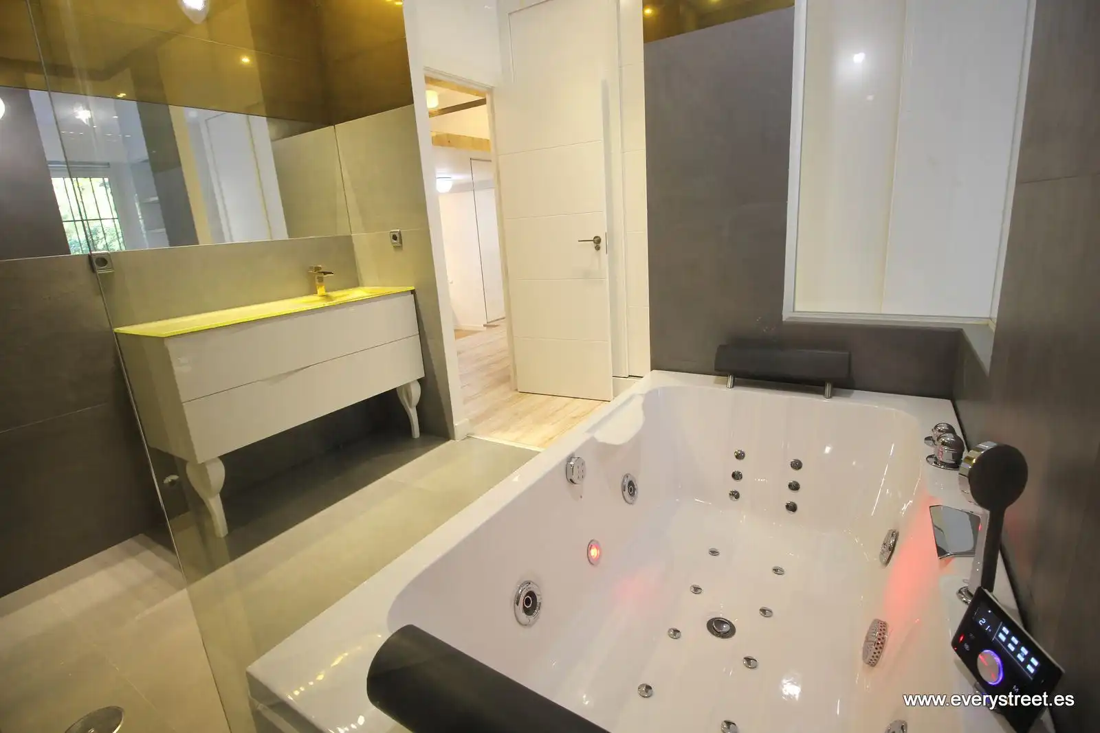Bathroom of Flat for rent in Madrid  with Air Conditioner, Heating and Terrace