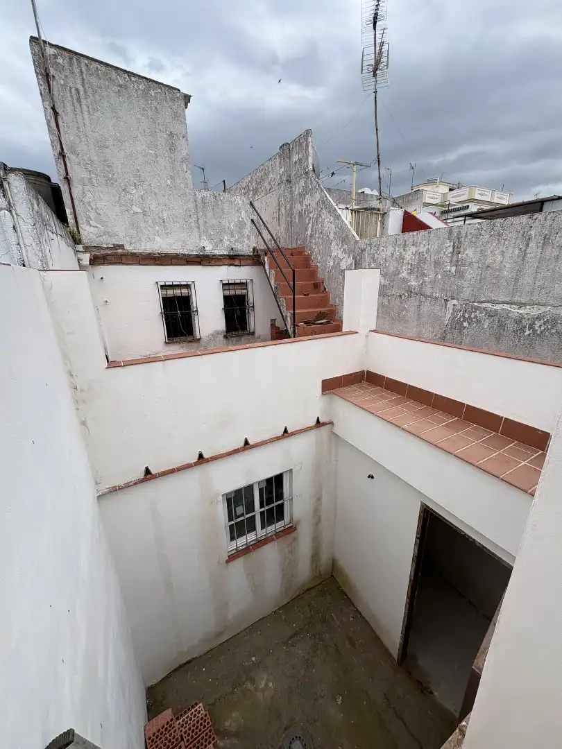 Vista exterior de Casa adosada en venta en Carmona con Terraza