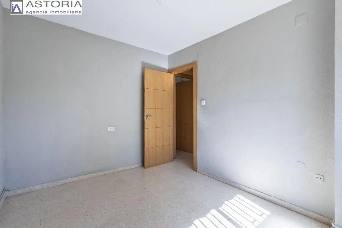 Bedroom of Flat for sale in Granada  with Heating