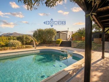Casa rústica con piscina en venta en La Planilla
