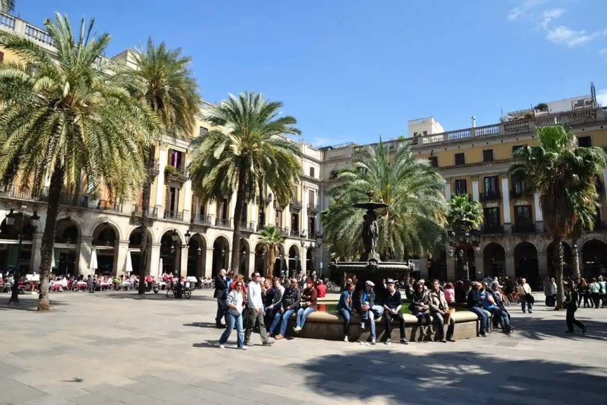 Vista exterior de Edifici en venda en Barcelona
