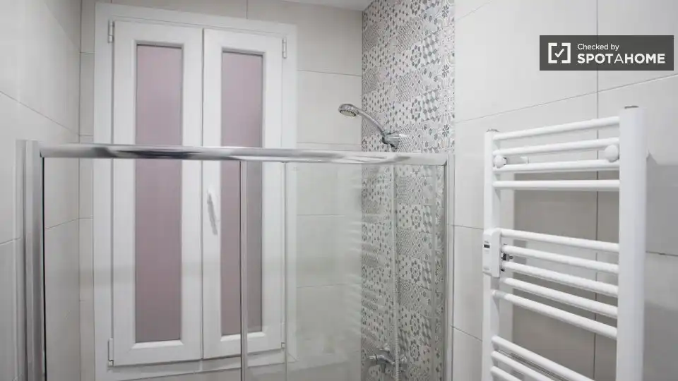 Bathroom of Flat for rent in Madrid  with Air Conditioner, Heating and Furnished
