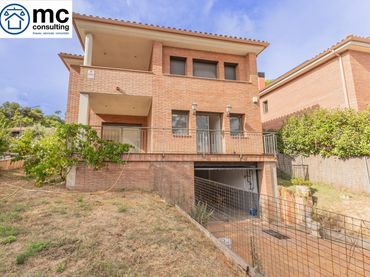 Casa amb jardí en venda a Avenida de Puig i Cadafalch