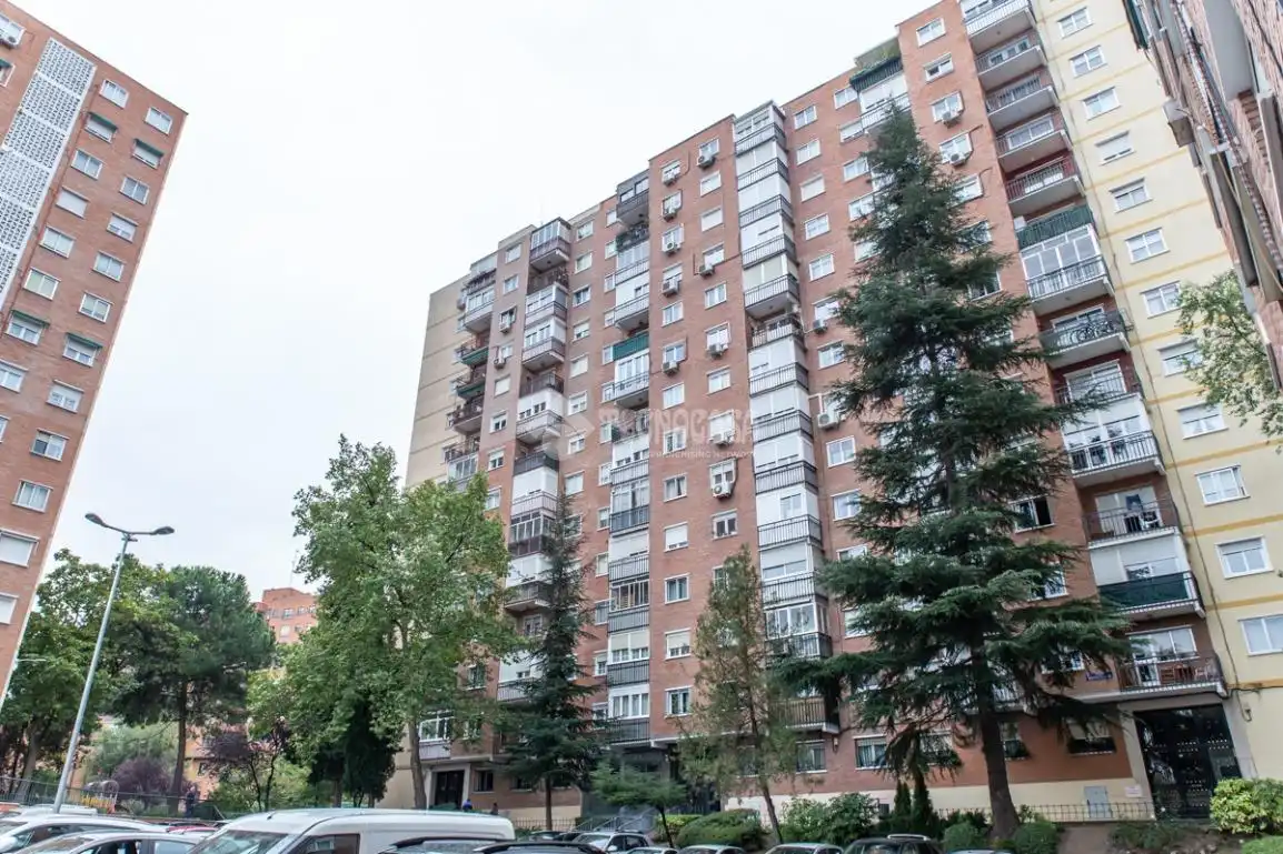 Vista exterior de Pis en venda en Madrid amb Calefacció