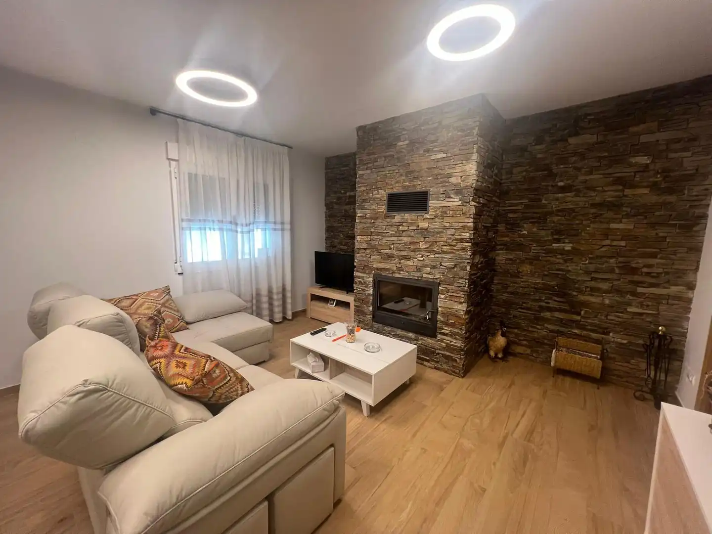 Sala d'estar de Casa o xalet en venda en Ponferrada amb Jardí privat i Moblat