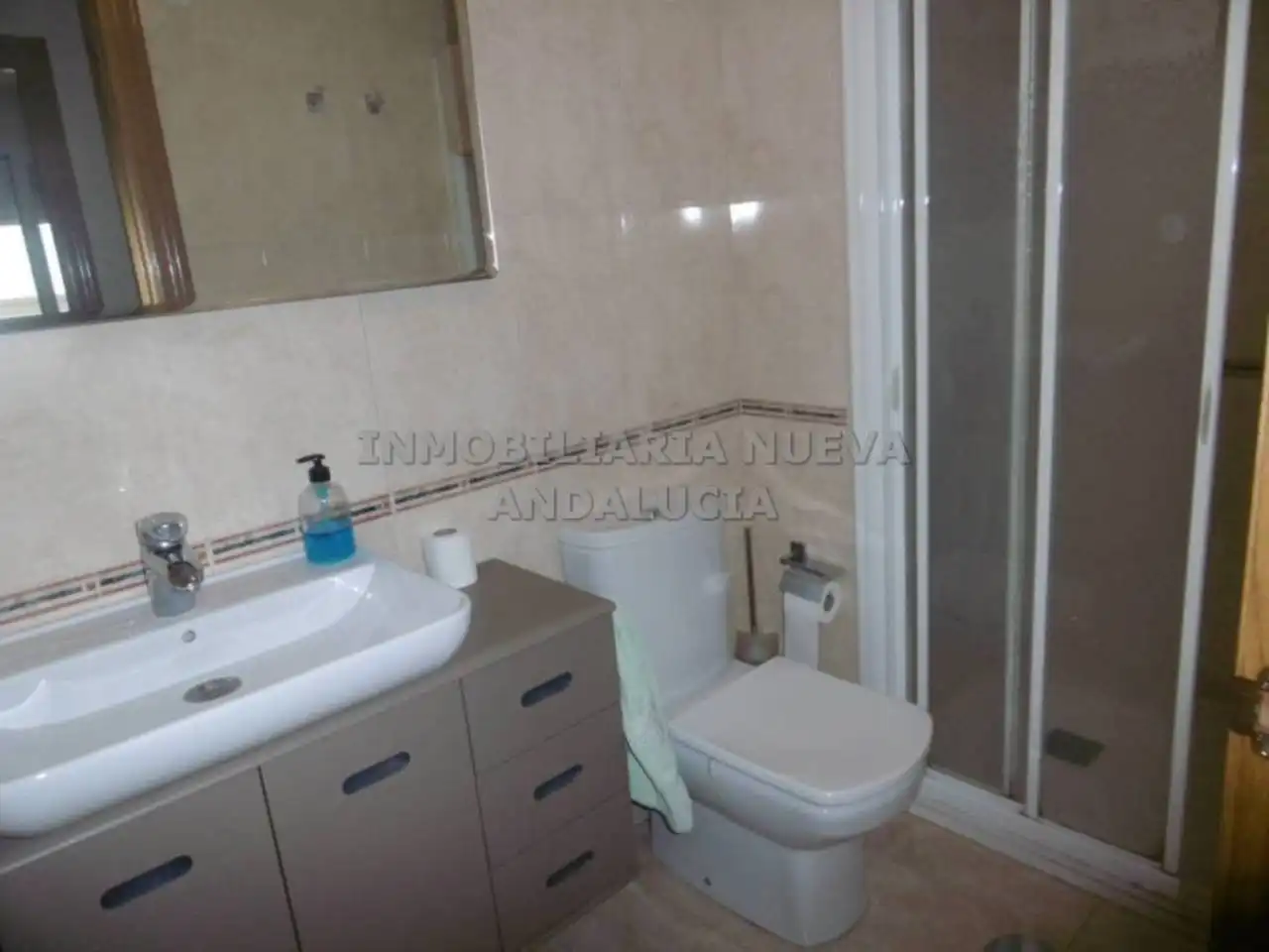Baño de Piso de alquiler en Almería con Aire acondicionado, Terraza y Amueblado