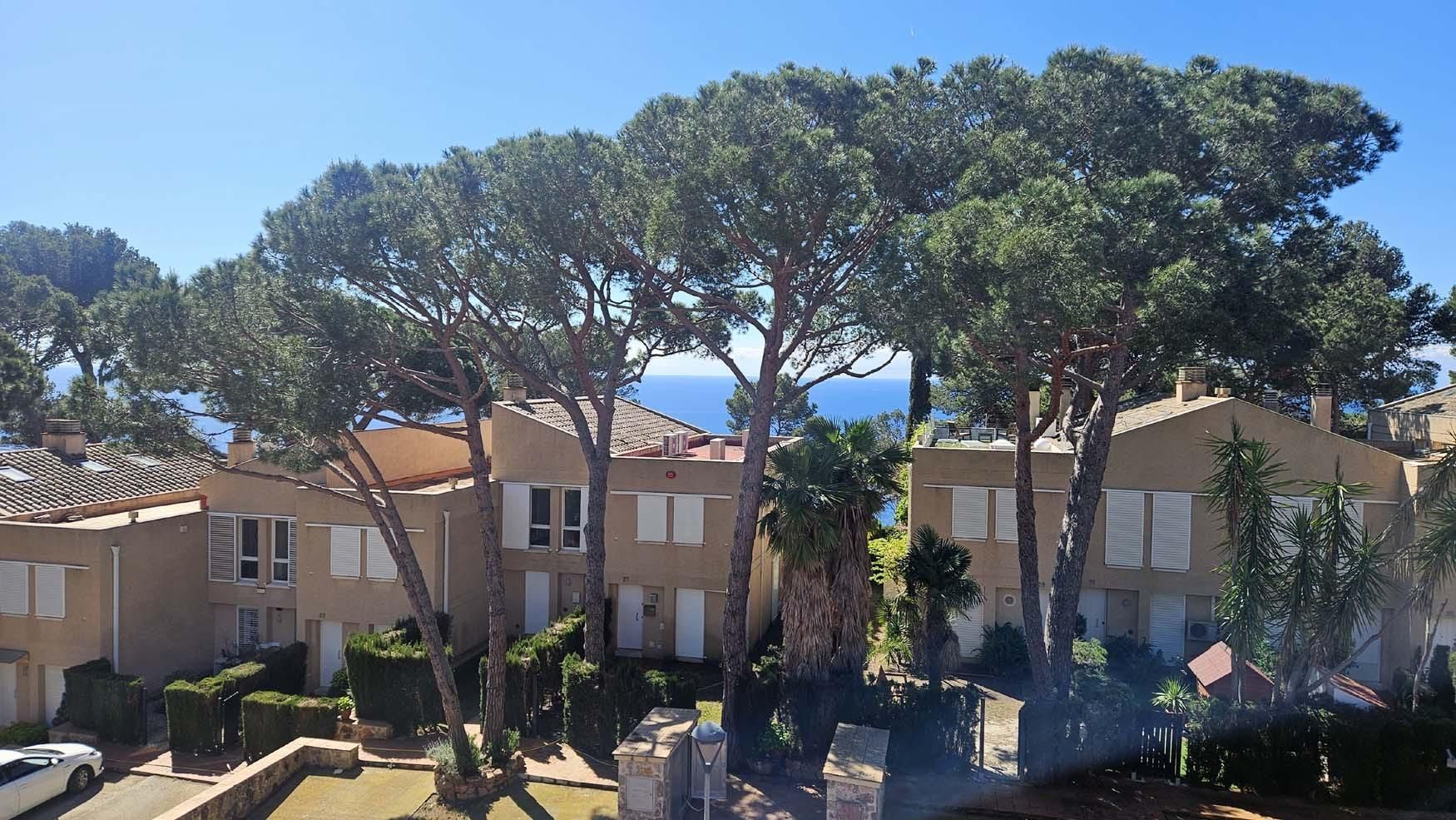 Vista exterior de Casa adosada en venda en Sant Feliu de Guíxols amb Calefacció, Jardí privat i Terrassa