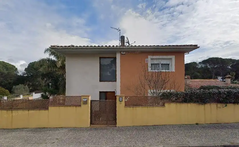 House with pool for sale in Avenida Del Bosc 64