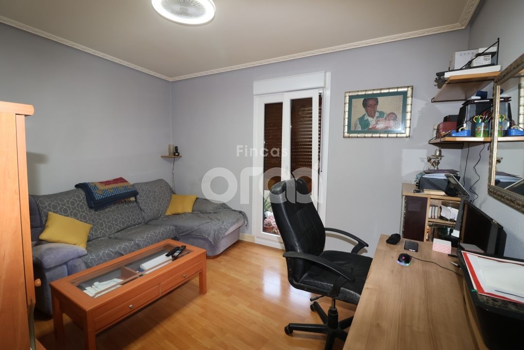 Dormitori de Pis en venda en Santurtzi  amb Parquet, Moblat i Balcó