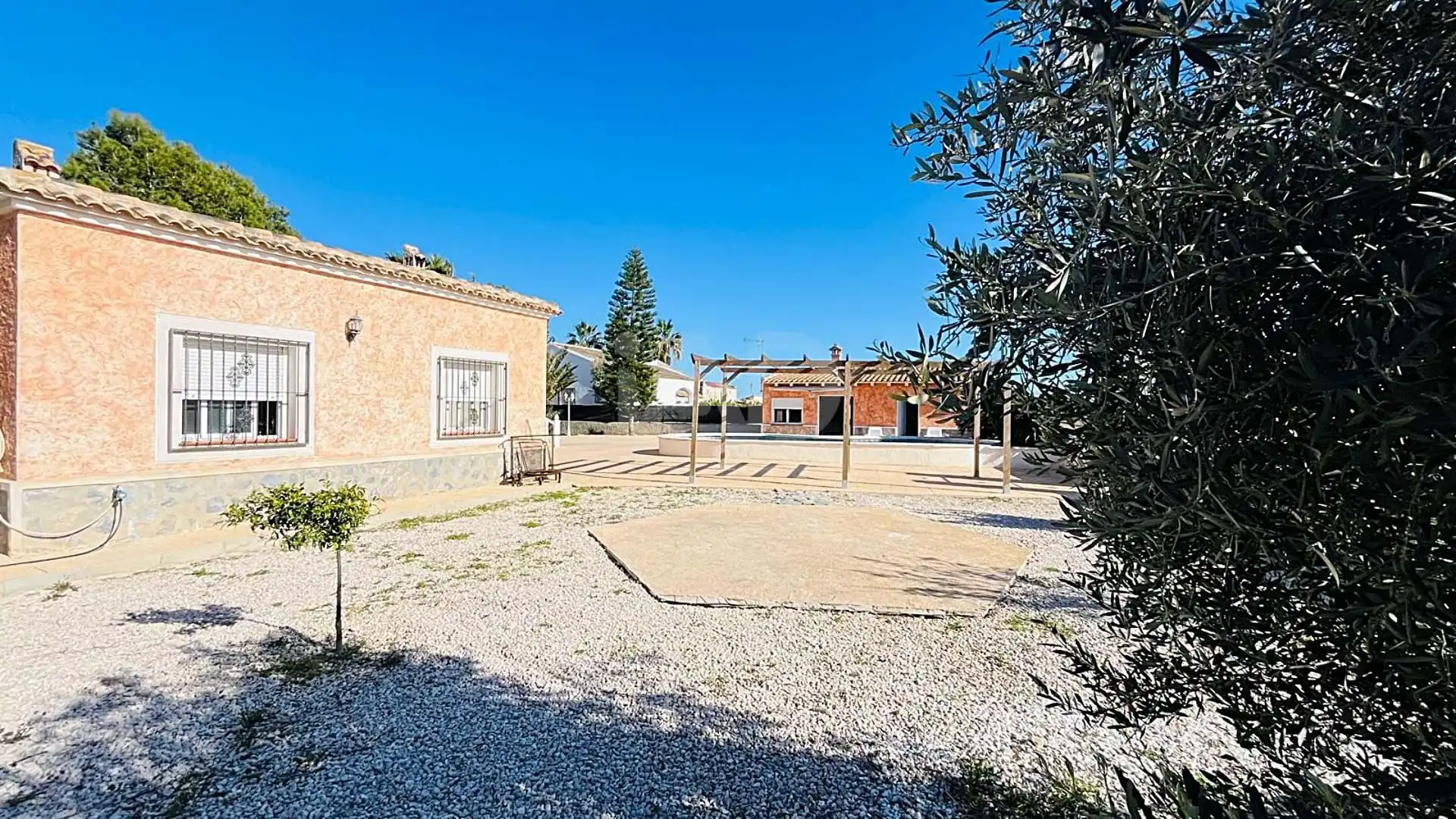 Vista exterior de Casa o xalet en venda en Dolores amb Aire condicionat, Terrassa i Piscina