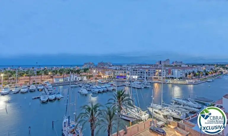 Vista exterior de Apartament en venda en Empuriabrava amb Aire condicionat, Calefacció i Moblat